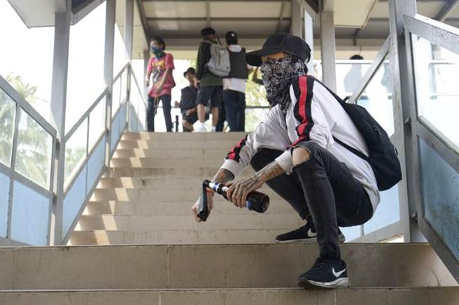 缅甸部队不断开枪镇压，反对政变的民眾改採小规模机动「游击集会」，趁安全部队做出反应前抗议。（图／美联社）