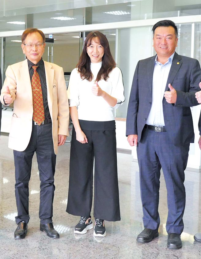 程泰集团董事长杨德华（左）、女儿杨舒涵（中）升任程泰机械执行副总经理、长子亚崴机电总经理杨丞钧（右）。图／亚崴提供