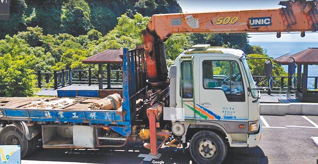 台鐵太魯閣號408班次行經花蓮大清水隧道時遭滑落工程車砸中發生出軌意外。有網友利用Google地圖搜出疑似釀禍工程車的影像。（翻攝自Google地圖）