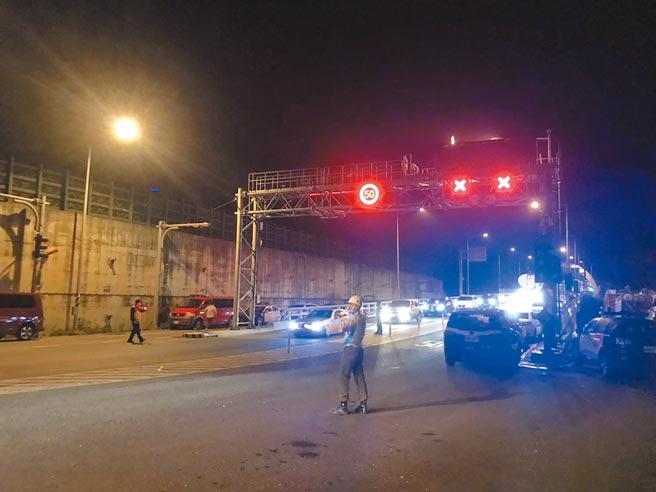 仁水隧道口站了大批员警及宪兵指挥交通，气氛十分紧张。（胡健森摄）