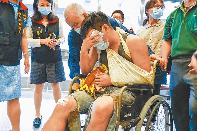 在花蓮慈濟醫院接受治療的陳姓男子，提及同車友人的狀況時，忍不住掩面哭泣。（李忠一攝）