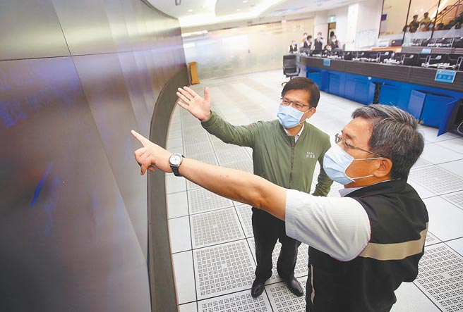 清明连假2日第一天，交通部长林佳龙（左）在高公局长赵兴华（右）陪同下视察高公局交控中心，并了解全国路况。（范扬光摄）