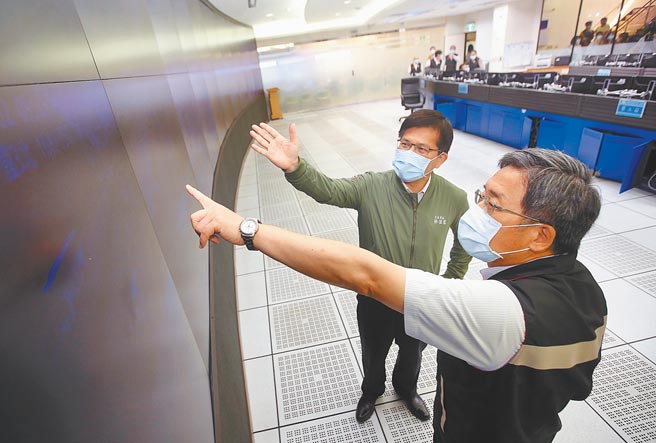 清明连假2日第一天，交通部长林佳龙（左）在高公局长赵兴华（右）陪同下视察高公局交控中心，并了解全国路况。（范扬光摄）