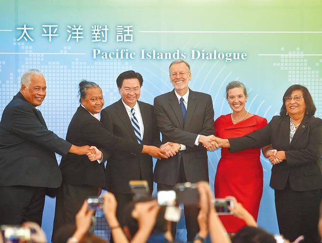 美国国务院副助卿孙晓雅（右二）2019年10月来台参加「太平洋对话」，与外交部长吴钊燮（左三），美国在台协会台北处长郦英杰（右三）及与会亚太友邦在台代表，一起握手合影。（陈怡诚摄）