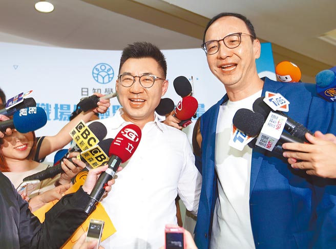 国民党主席江启臣（左）与前党主席朱立伦（右）。（本报资料照片）