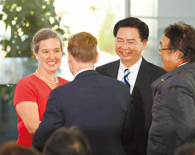 「五眼联盟」驻台代表今年几乎都是新官上任。图为可望接掌AIT新任处长的美国国务院副助卿孙晓雅（左），与外交部长吴钊燮（右二）。（本报资料照片）