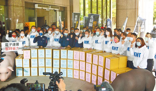 國民黨成立「828公投任務推動小組」，初步規畫將於4月10日舉辦首場街講，但因太魯閣出軌事故，黨中央不排除暫緩。圖為國民黨主席江啟臣日前率同黨立委將連署書送到中選會。（本報資料照片）