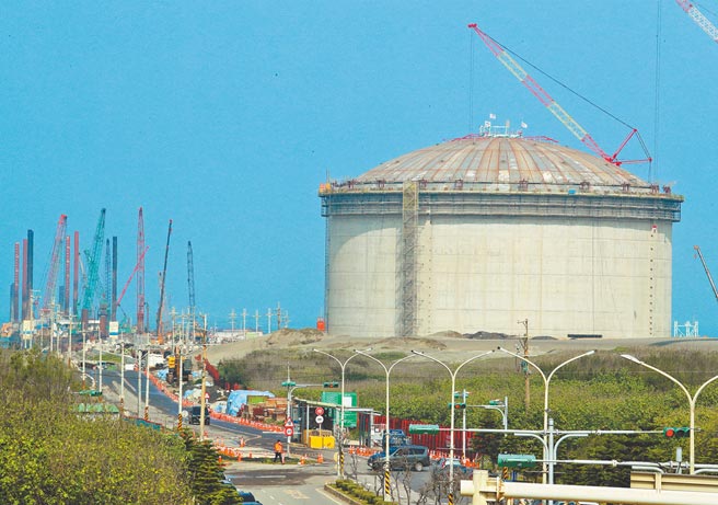 行政院长苏贞昌1日邀集部会讨论评估「三接外推方案」，潘忠政质疑，政府说法前后不一，可能有不可告人的东西。图为大潭电厂天然气三接工程中的天然气储存槽。（陈怡诚摄）