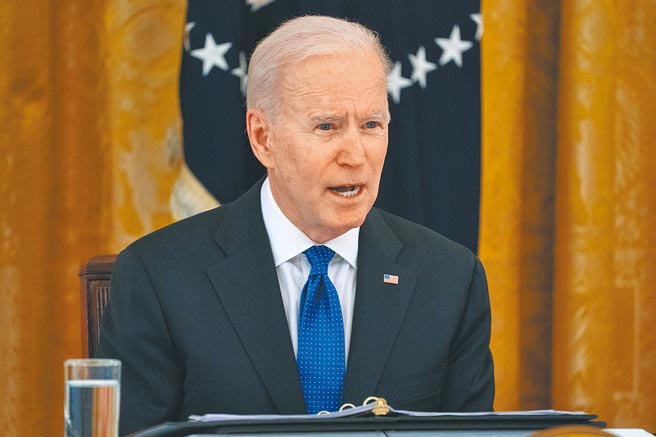 拜登政府正在评估供应链的脆弱性，还计画採取刺激手段加大本土晶片产能。拜登3月31日公布规模2.3兆美元的基建计画，其中就提议资助美国半导体业500亿美元，用于生产奖励以及研发和设计，包括打造一座「国家半导体科技中心」。（美联社）