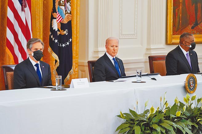 美国总统拜登，1日在白宫召开上任以来首场面对面的内阁会议，指派运输部长布塔朱吉等5名部长，向民眾推销他前一天提出、规模达2.3兆美元的基础建设计画，同时要求阁员严格遵守使用联邦资金购买美国货的行政命令。（美联社）