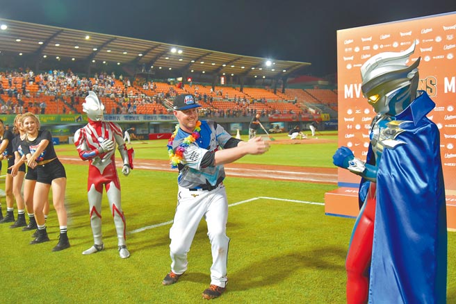 统一狮在「超人力霸王」主题日战无不胜，猛威尔达成无安打比赛。（统一狮提供）