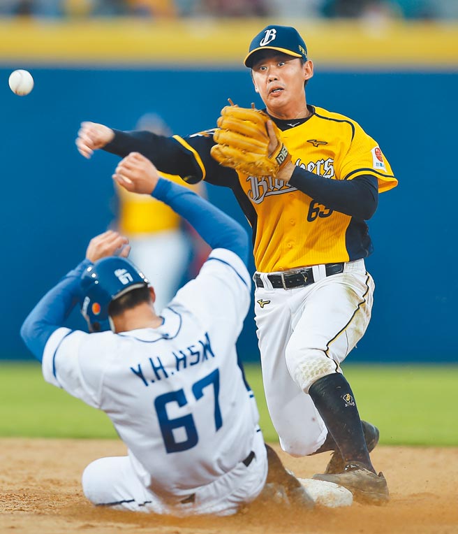 职棒悍将与兄弟之战，悍将辛元旭（左）在二垒被兄弟潘志芳（右）封杀出局。（季志翔摄）