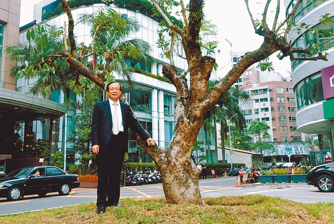 乡林集团董事长赖正镒日前在公司门口种下荔枝树。（乡林提供）
