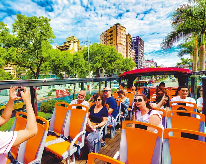 为抢救双层观巴载客数，业者推出春季优惠方案，并与旅行社合作，打造每周3日的北海岸一日游行程。（台北市双层观光巴士提供／黄婉婷台北传真）