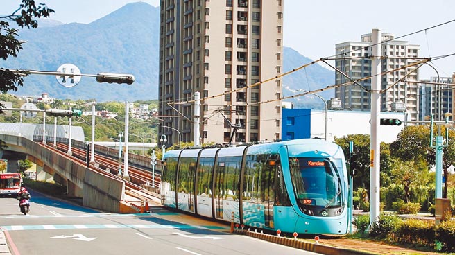淡海輕軌「香氛列車」上線營運，綠山線及藍海線各有香氛列車，舒緩民眾搭乘大眾運輸旅遊心情。（新北捷運公司提供／戴上容新北傳真）