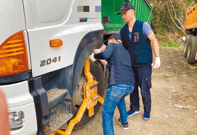 北市环保局日前查获可疑货车非法载运营运废弃物，现已依法开罚并查扣车辆。（台北市政府环保局提供／黄婉婷桃园传真）