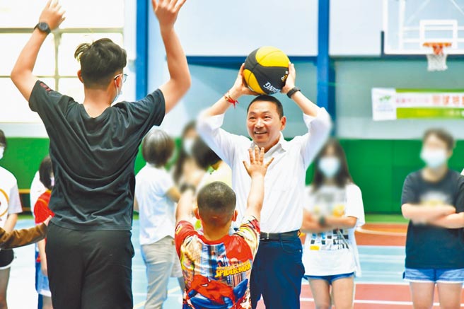 新北市长侯友宜到私立大同育幼院探望，在儿童节前夕与院童玩起篮球，并赠送苹果和沙士，祝福他们「苹苹安安」长大。（新北市社会局提供／蔡雯如新北传真）