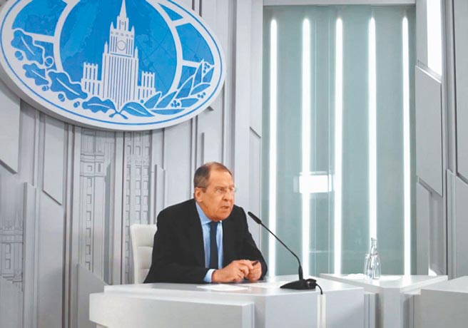 俄罗斯外交部部长拉夫罗夫近日在俄媒节目上就「中俄军事联盟」一事回应称，俄罗斯和中国不需要像北约那样的军事联盟，俄中关系完全是另外一种关系。（新华社）