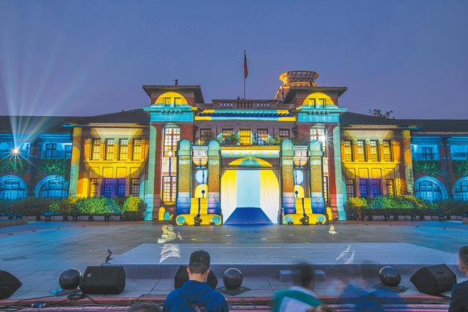 新竹市兒藝節2日晚舉辦「魔燈大州廳」光雕展演，光雕秀結合新竹州廳等4棟建築物，在絢麗光影中化身玻璃宮殿、月光森林與未來城市。（羅浚濱攝）