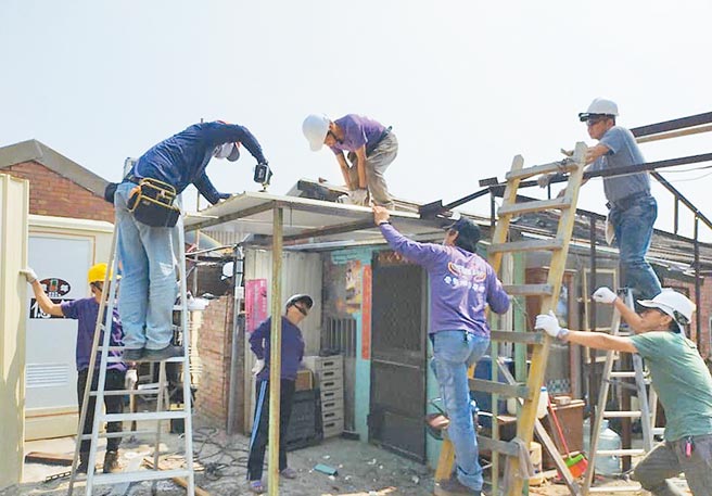 「愛無限圓夢團」5年多來，幫助雲嘉南地區近60個弱勢家戶改善居住環境。（愛無限圓夢團提供／張毓翎嘉義傳真）