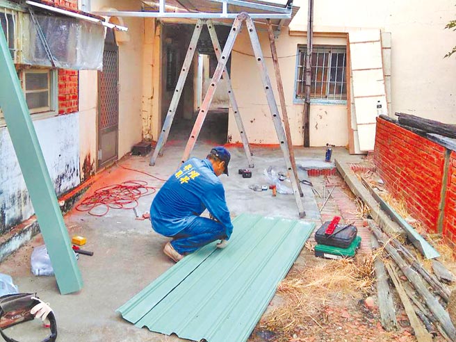 嘉义县「百工修缮团」首例完成个案，是帮鹿草乡一名独居老翁铺设三合院中厅到厨房间的水泥地，并搭设遮雨棚。（嘉义县政府提供／张毓翎嘉义传真）