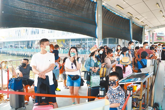 游客比228连假还多，清明连假首日东琉线码头又塞爆人。（谢佳潾摄）