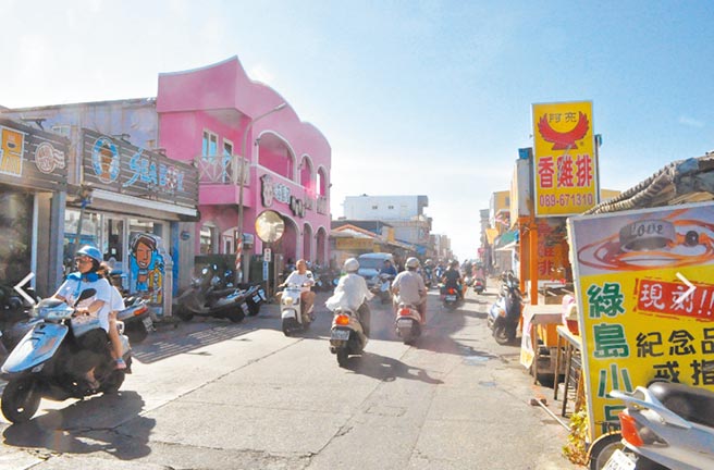 台東縣政府建設處6日起執行綠島南寮大街招牌拆除及補助。（台東縣政府提供／蔡旻妤台東傳真）