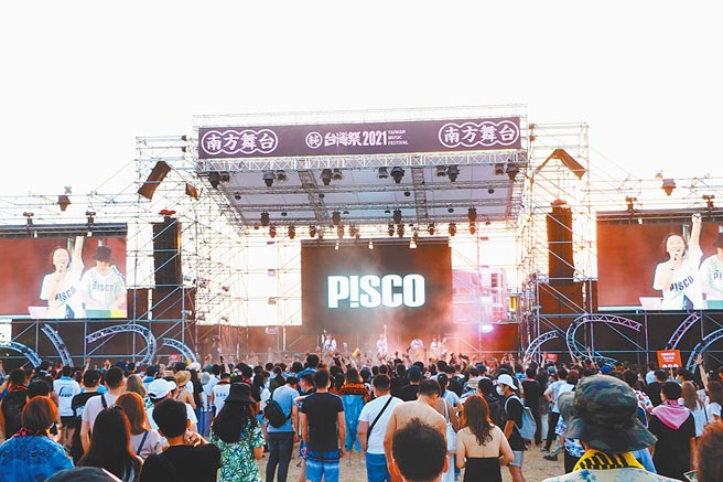 垦丁春吶成往事，「台湾祭」时代正式来临，清明连假首日约２万人嗨翻垦丁大湾。（谢佳潾摄）