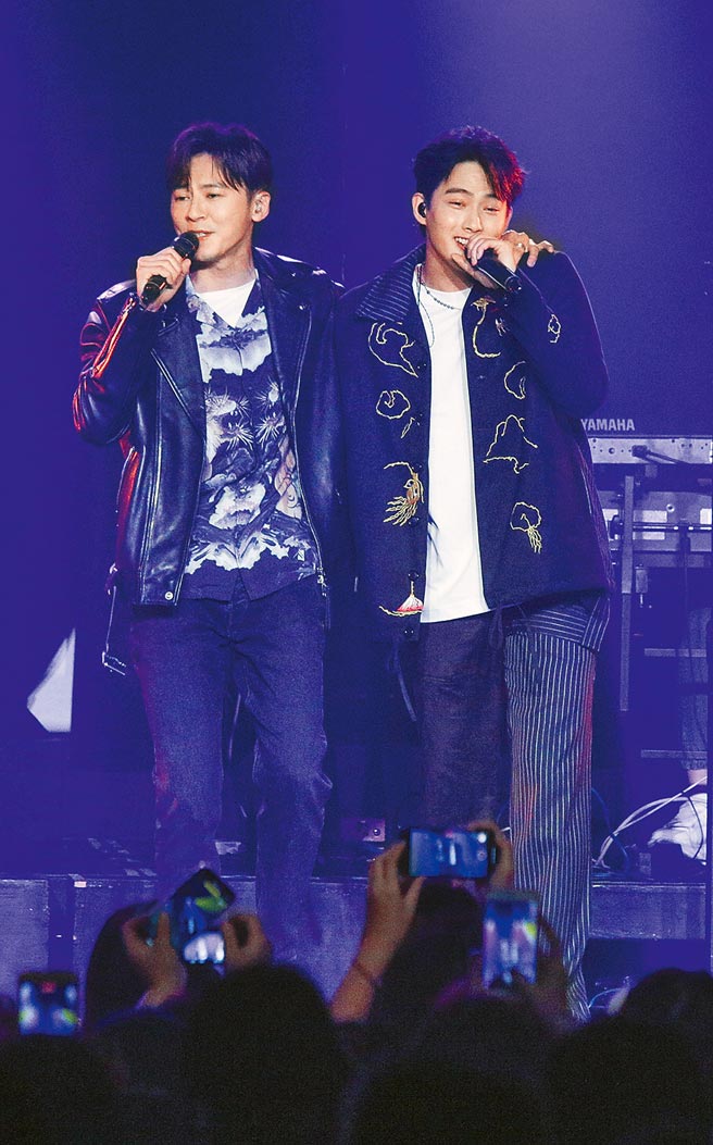 张庭瑚（右）昨与嘉宾李国毅同台合唱。（吴松翰摄）