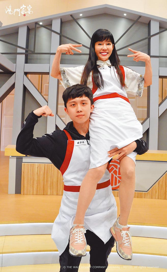 孫安佐（左）近日在節目中扛起媽媽狄鶯。（衛視中文台提供）