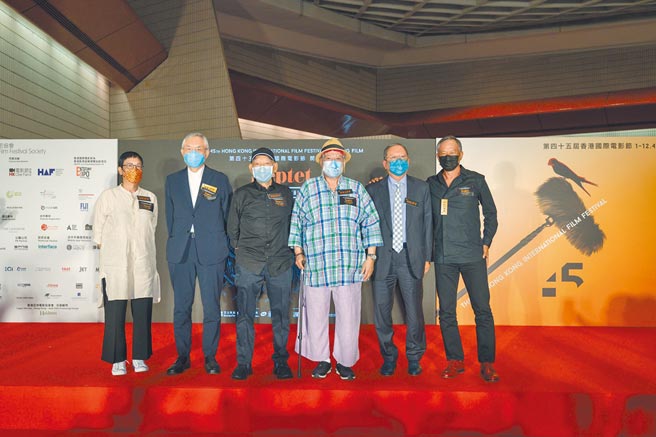 许鞍华（左起）、谭家明、袁和平、洪金宝、林建岳、杜琪峯日前出席开幕片《七人乐队》首映会。（华映娱乐提供）