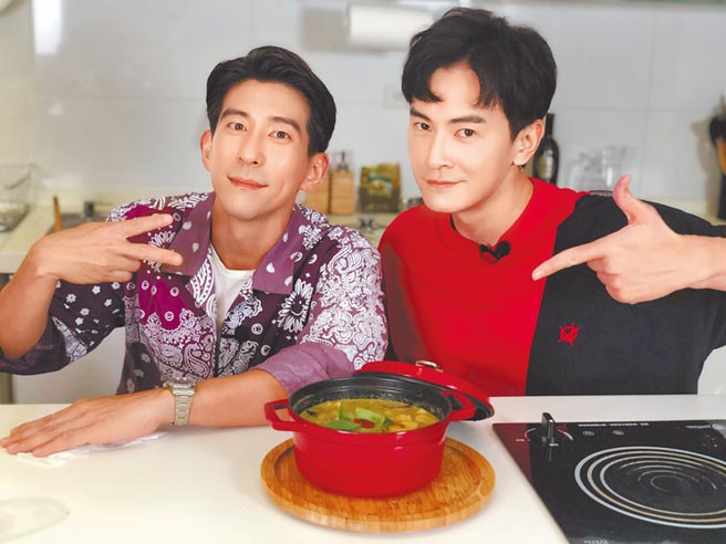 鄭元暢（右）邀請修杰楷（左）上YouTube節目《不專業廚房》秀廚藝。（最大國際娛樂提供）