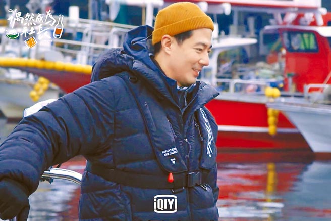 赵寅成上船前仍神采奕奕。（爱奇艺国际站提供）