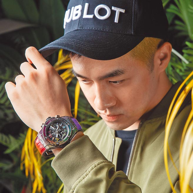 宇舶表推出各款彩虹圈珠宝表，不仅表壳、表盘和表圈镶满彩色宝石，就连表带也融入彩虹元素。（宇舶表提供）