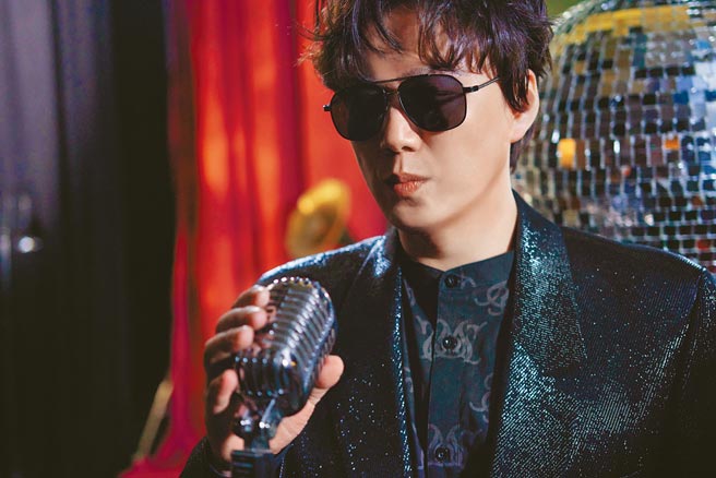 蕭煌奇《舞台》MV全黑入鏡、霸氣外露。（環球音樂提供）