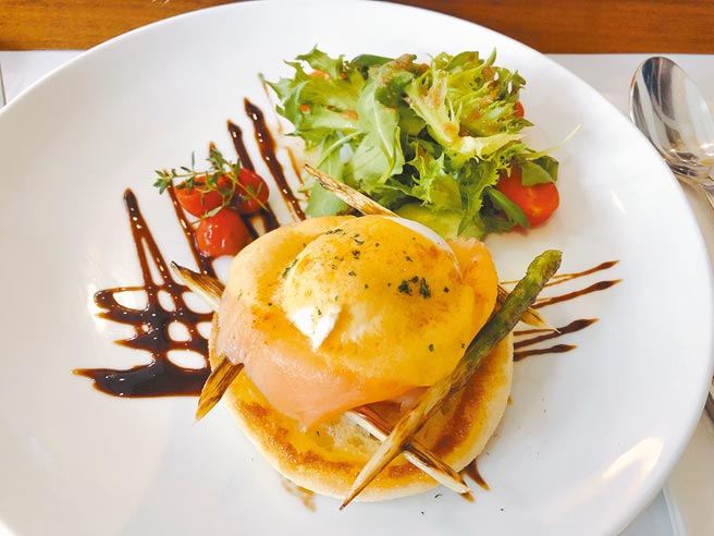 二十轮旅店大安馆人气必点的烟熏鲑鱼班尼迪克蛋。（黄采薇摄）