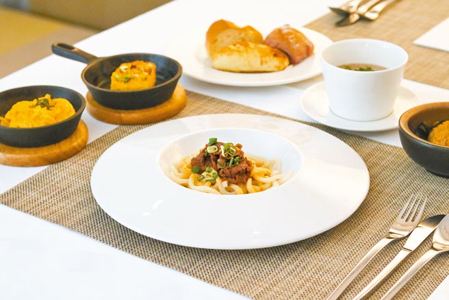 北投老爷酒店早餐的主餐之一「胡麻牛小排乌龙麵」。（北投老爷酒店提供）