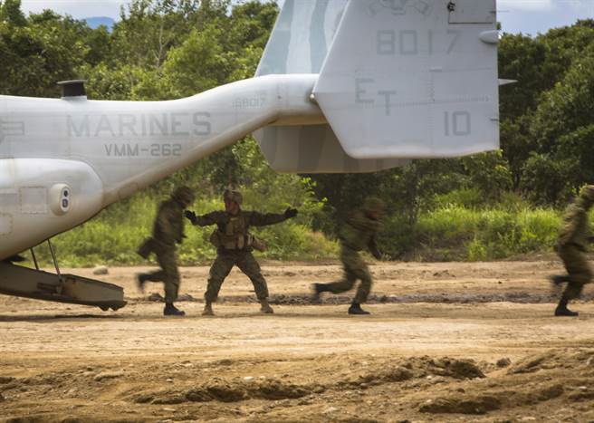 法国陆军将参与美陆战队、日陆自举办的联合演习，这是法军首度参与在日本境内进行的军事演习。图为美日先前进行联演。（图／DVIDS）