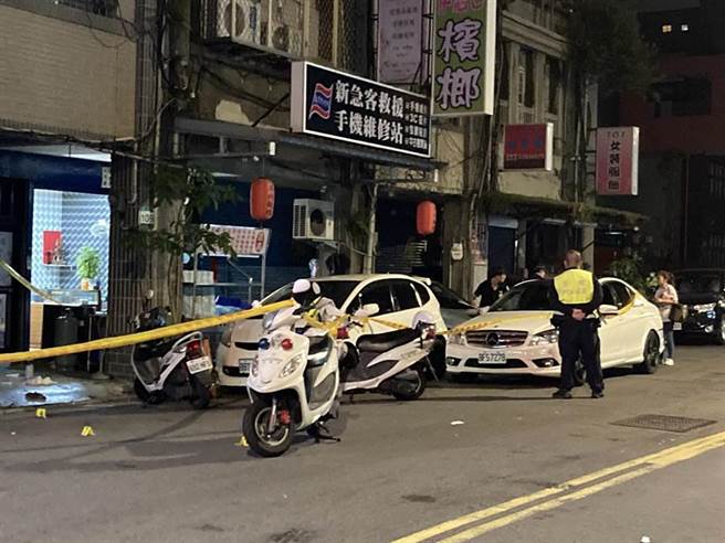 北市1家手機行深夜發生槍擊案件。（陳鴻偉翻攝）