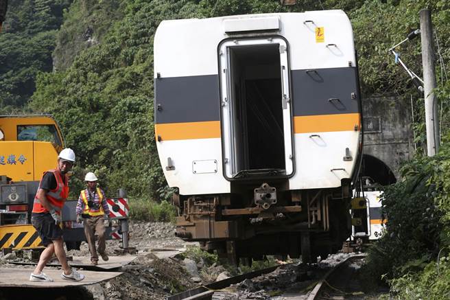 台铁太鲁阁号发生事故造成严重死伤，土耳其伊斯坦堡志工团体「搜救协会」3日以中文发文指出事件「让受过台湾帮忙的土耳其人民也很难过」，「天佑台湾」。（图／美联社）