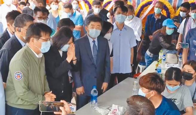 林佳龙(左1)陪同蔡英文总统探视罹难者家属。（王志伟摄）