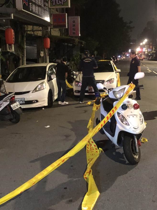 3日深夜11點多發生槍擊案，歹徒犯案用的車輛（左側白色的小車）棄置在犯案地點附近。（圖：民眾提供）