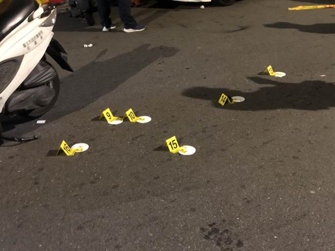 廖姓男子持改造手槍在馬路上攻擊通訊行楊姓老闆。（圖：民眾提供）