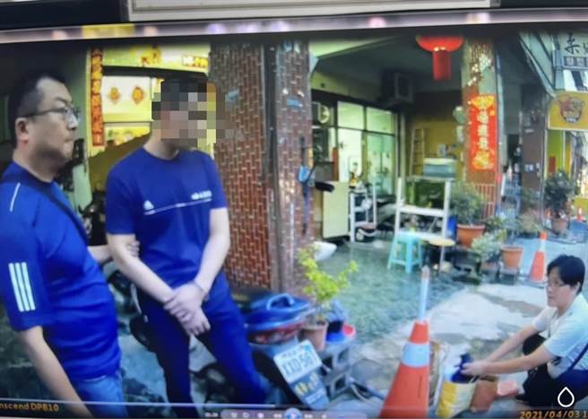 警方循线逮捕童姓男嫌到案。（柯宗纬翻摄）