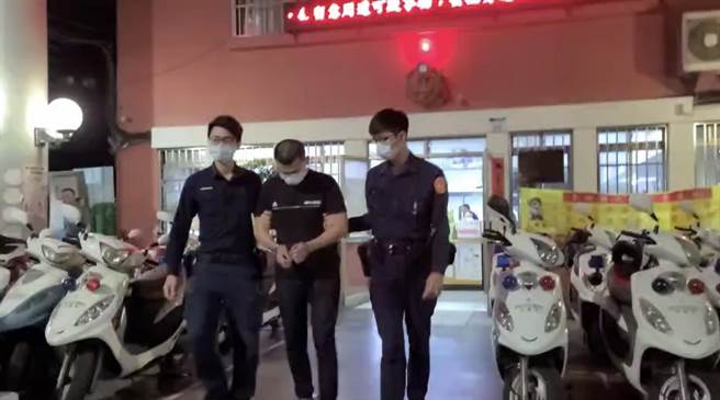 警方循线逮捕童姓男嫌到案。（柯宗纬翻摄）