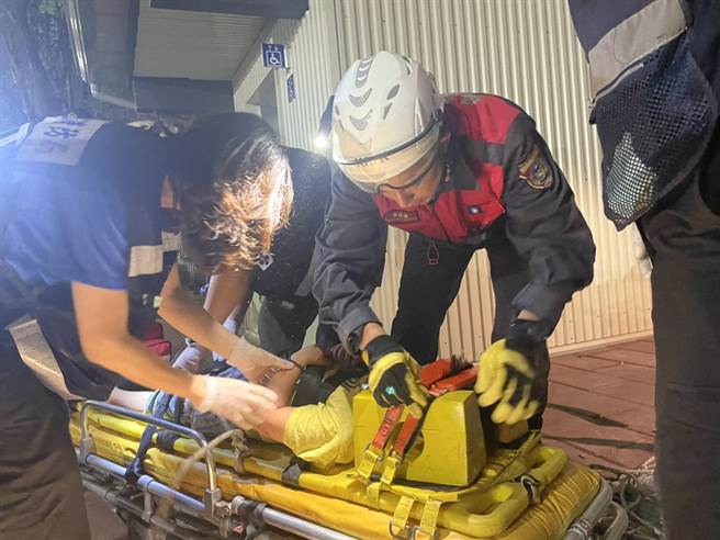 屏东市1名8岁男童疑似在地面的採光罩上玩耍，踩破採光罩掉到地下一楼，消防队员将男童救出，所幸意识清楚，无生命危险。（屏东县消防局提供／潘建志屏东传真）