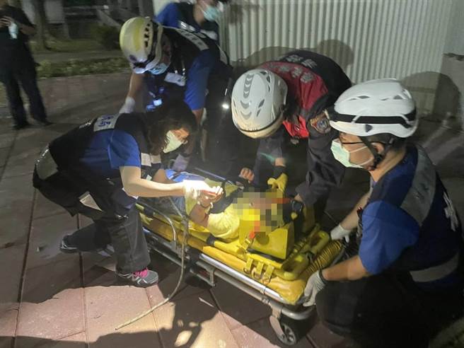 屏东市1名8岁男童疑似在地面的採光罩上玩耍，踩破採光罩掉到地下一楼，消防队员将男童救出，所幸意识清楚，无生命危险。（屏东县消防局提供／潘建志屏东传真）