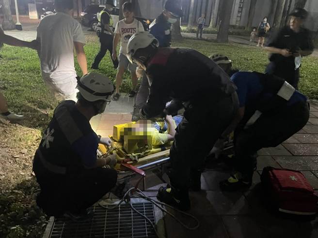 屏东市1名8岁男童疑似在地面的採光罩上玩耍，踩破採光罩掉到地下一楼，消防队员将男童救出，所幸意识清楚，无生命危险。（屏东县消防局提供／潘建志屏东传真）