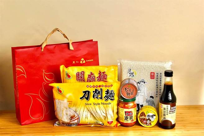 福智僧团为台中市弱势儿少祈福，提供吉祥及祈愿礼盒。（台中市府提供／卢金足台中传真）