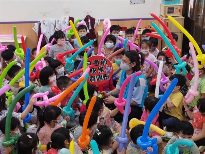 立委費鴻泰祝小朋友「兒童節快樂」。（立委費鴻泰提供）